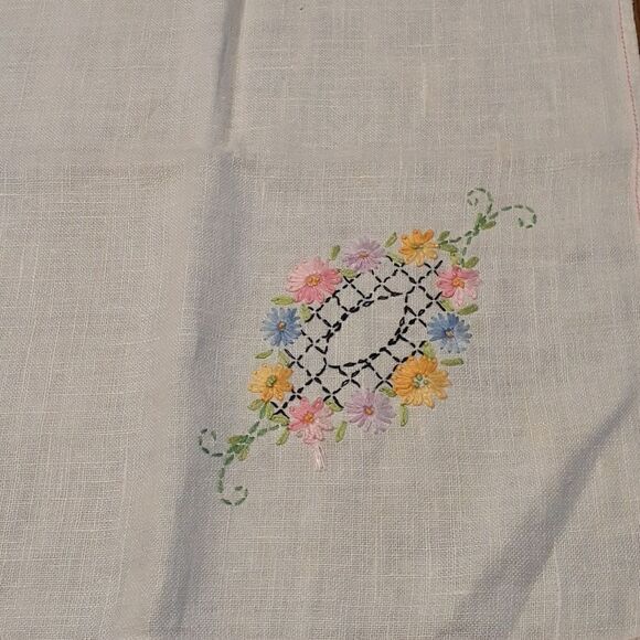 3 pc set vt embroidered white linen 29.5" X 31.5" tablecloth mat plus 2 doilys. - Picture 1 of 14